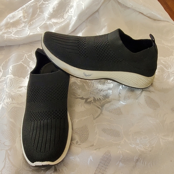 Tommy BAHAMA 8 Women's Black Slip-On Sneakers - Picture 3 of 10